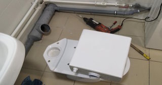 Установка напольного унитаза в Армавире: монтаж под ключ от СантехДомРмв от 5126 рублей.